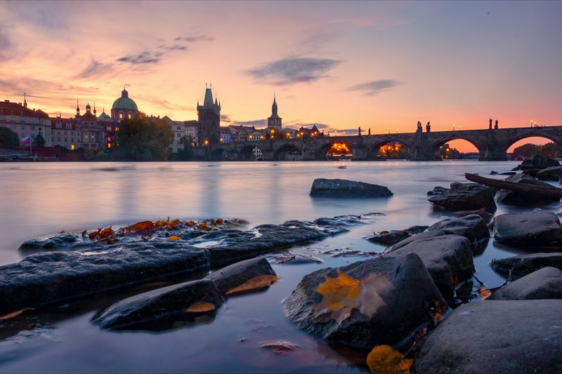 прага рассвет влтава река карлов мост мала страна утки осень Рассветы над старой Прагойphoto preview