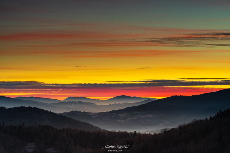 #poland #pentax #benro #lightroom #nikcollection #nature #sunrise #mountains #sky #fog #foggy #morning #pix Layers at sunrise...photo preview