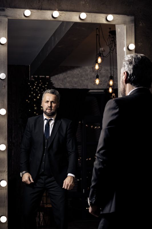 у зеркала фото превью