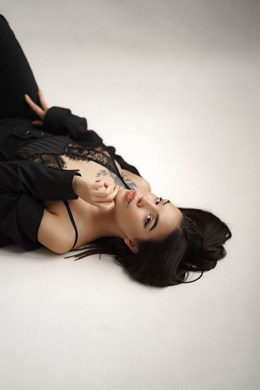 девушка в черном, красивый взгляд, девушка на белом, циклорама Светаphoto preview