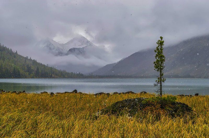 Алтай, Горный алтай, Горы, Мультинские озера, Небо, Озеро, Осень, Пейзаж, Природа, Путешествия, Снег, Туризм Снег кружится, летает, летает...photo preview
