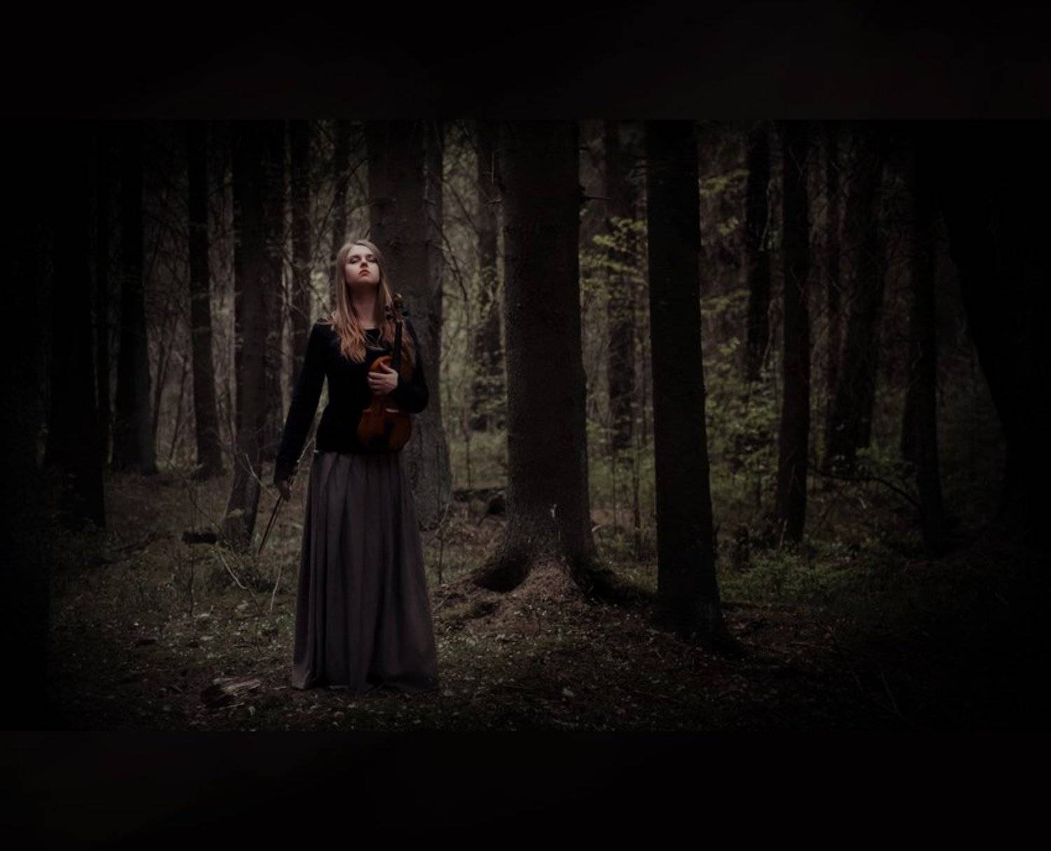 ***. Автор: Роман Девушка портрет лес, Роман