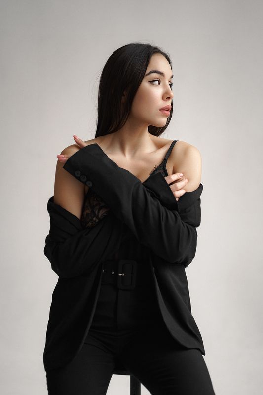 девушка в черном, красивый взгляд, девушка на белом, циклорама Светаphoto preview