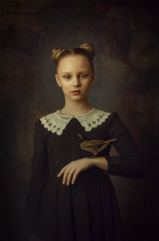 Портрет с птицейphoto preview