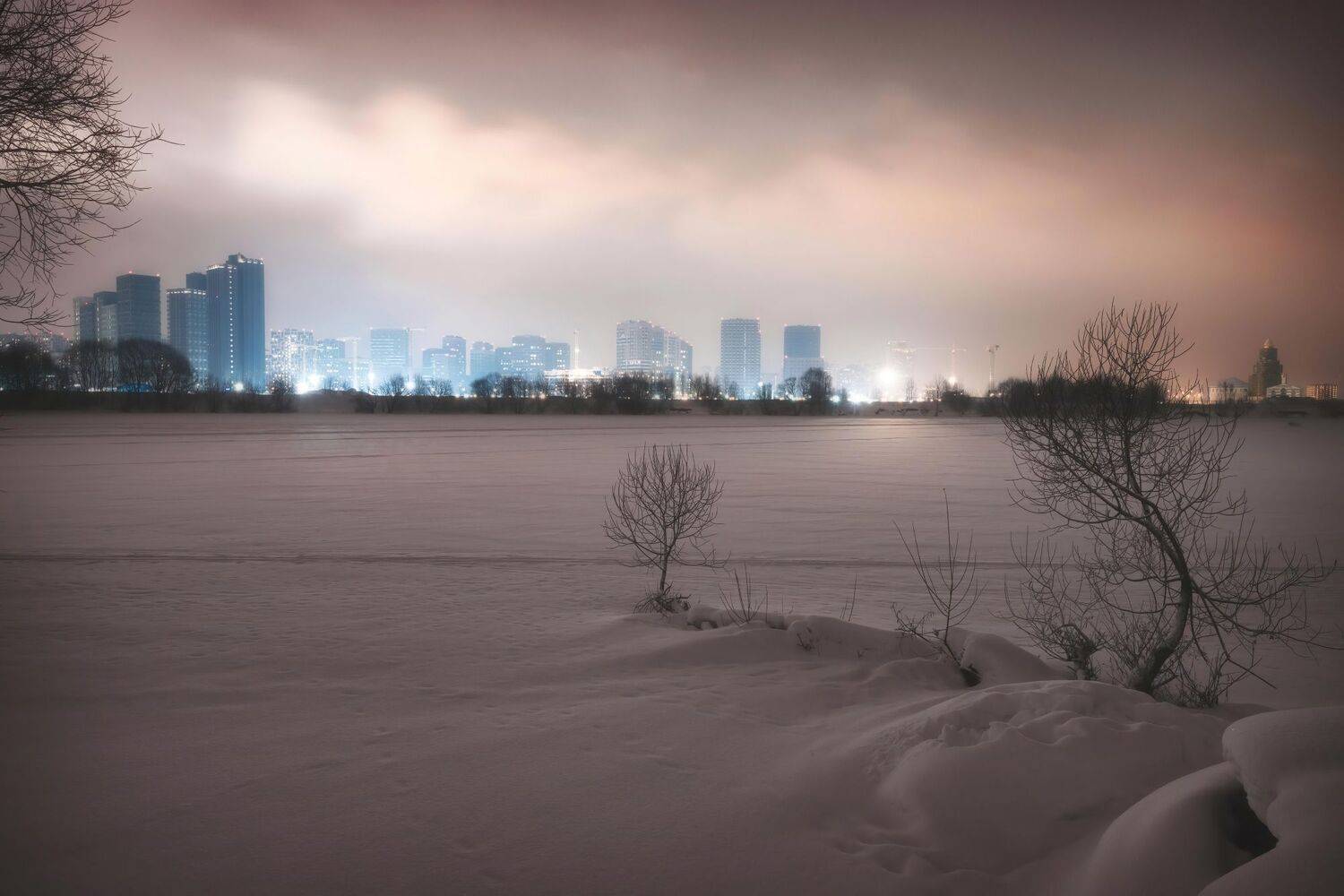 Северо-западный берег. Автор: Котов Андрей россия, москва, река, строгино, аллея, дорога, жизни, парк, лес, лесопарк, микрорайон, свет, небо, облака, церковь, жилой, дом, снег, дымка, холодно, холод, дерево, сугроб, туризм, путешествия, город, городской, пейзаж, фонарь, спокойно, тихо, зима, январ, Котов Андрей