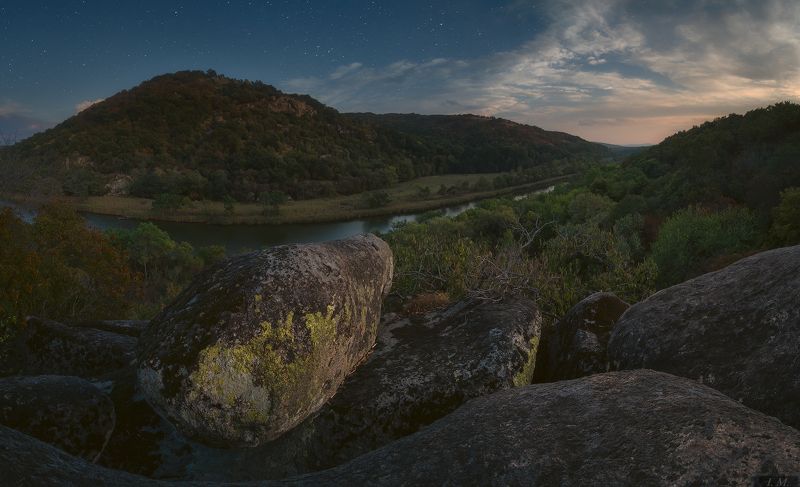 ночь, пейзаж, панорама, Ропотамо, Болгария, Веселата Скала, река, заповедник, звезды, путешествие, скалы, ночной пейзаж, nightscape, rocks, Bulgaria, Veselata Skala, Ropotamo, panorama, stars, river, moonlight, travel Veselata Skala. Warm autumn night ..photo preview