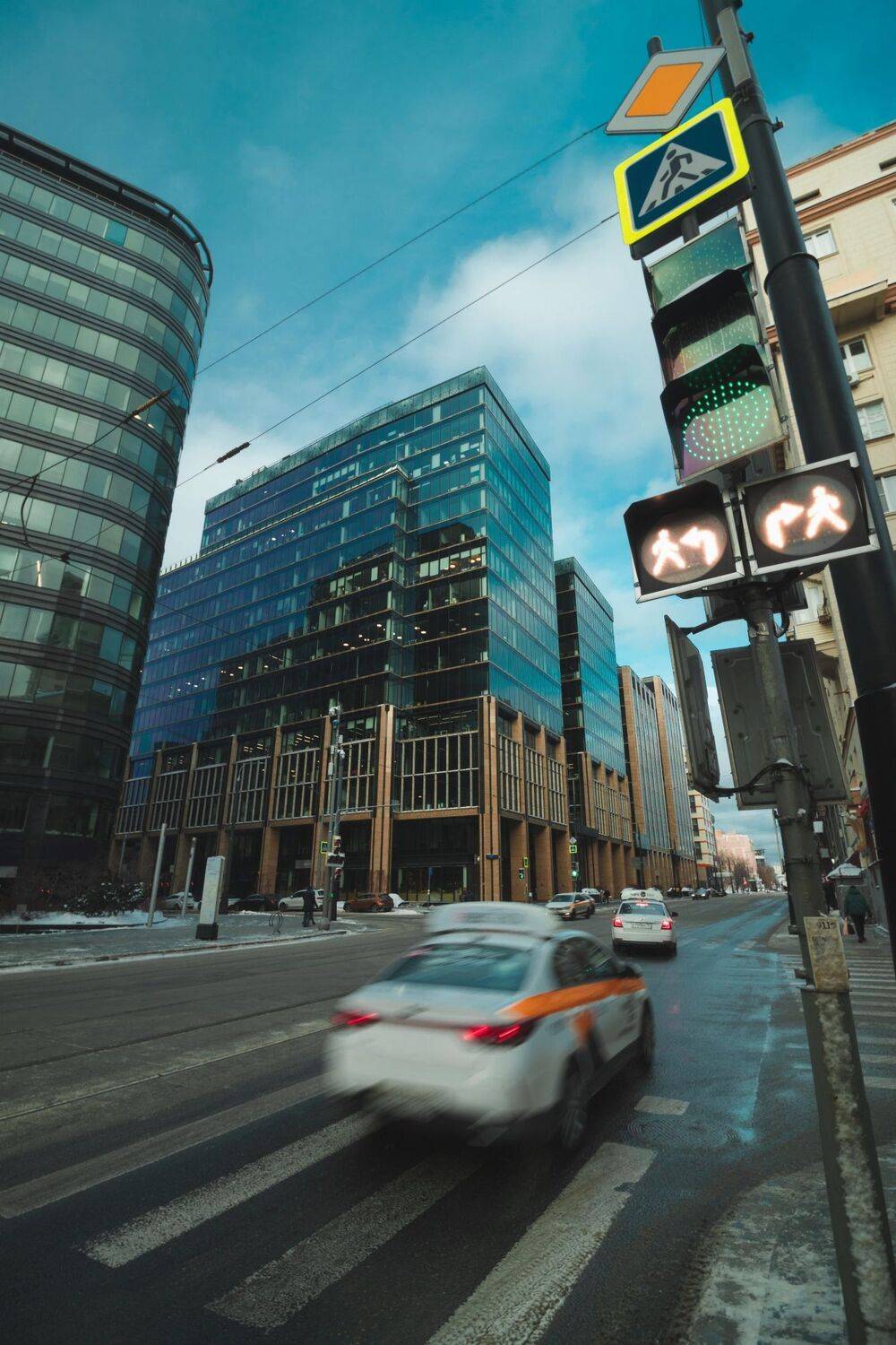 Бизнес-центр "Белая Площадь". Автор: Котов Андрей москва, россия, лесная, улица, стрит, переход, пешеходный, бизнес, центр, такси, дорога, светофор, зима, январь, уикэнд, туризм, путешествие, город, городской, пейзаж, архитектура, трафик, белая, площадь, центр, столб, Котов Андрей