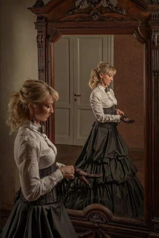 Женский портрет, исторический костюм, фото с зеркалом Время года - шоколад! photo preview