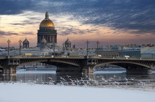 Царит над грешной суетой...