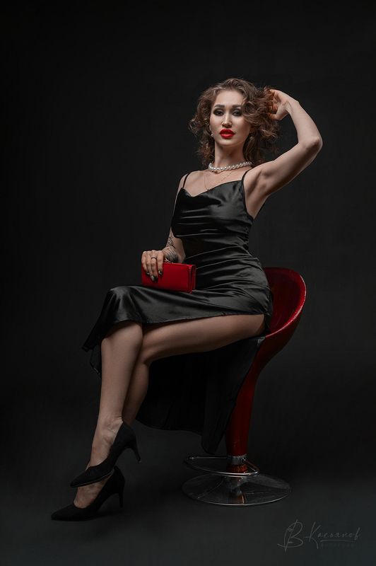 Черное платье, черный фон, женский портрет Small red clutch & small black dressphoto preview