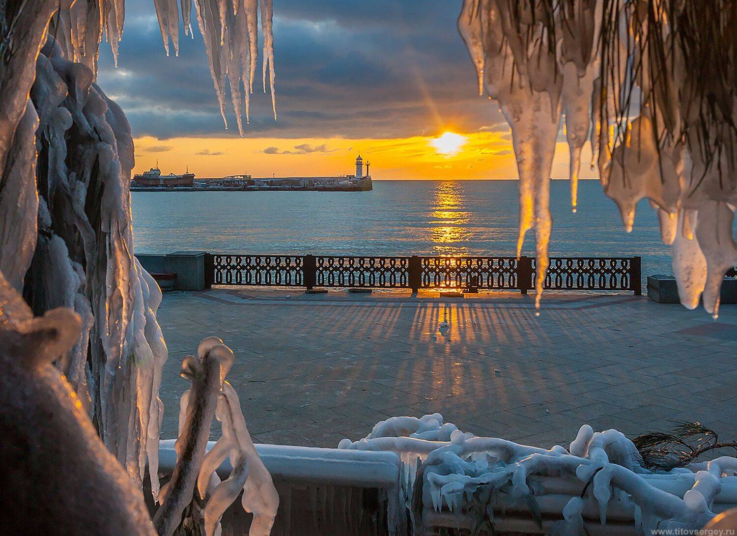 Зима в Ялте. Автор: Serge Titov ялта, набережная, крым, зима в ялте, набережная ленина, черное море, ялтинский маяк, маяк, ялтинский залив, зима в крыму, пейзажи крыма, черное море, Serge Titov