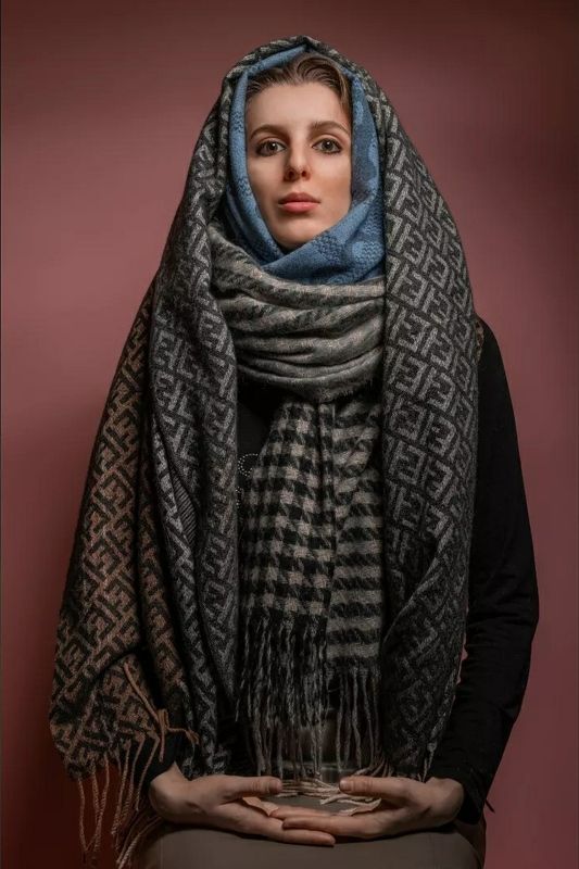 Розовый фон, текстура ткани, шарф, женский портрет Портрет с шарфамиphoto preview