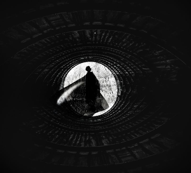 чб,силуэт,плащ Черный плащphoto preview