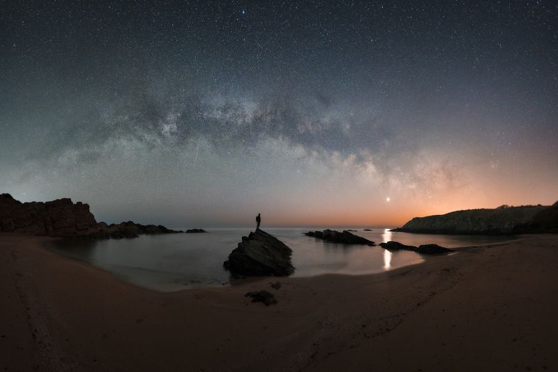 The rise of Venus under the February Milky way arch.photo preview