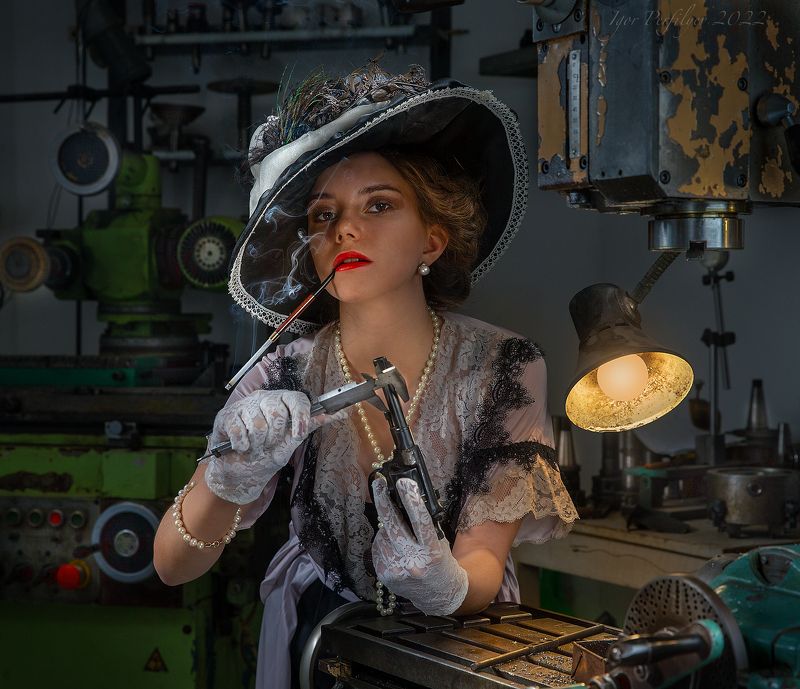 вспоминая Жан-Люк Годара.    Все, что нужно для фильма — это пистолет и девушка.photo preview