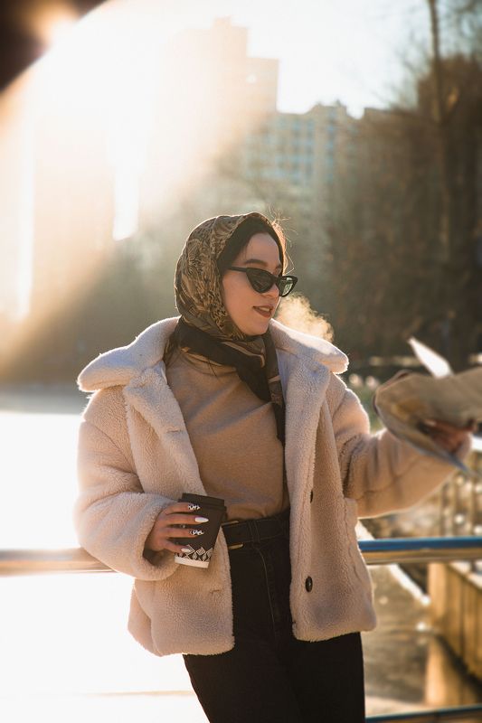 Портрет, фотосессия, зима, солнце, кофе, газета, стиль Татьяна ... зимаphoto preview