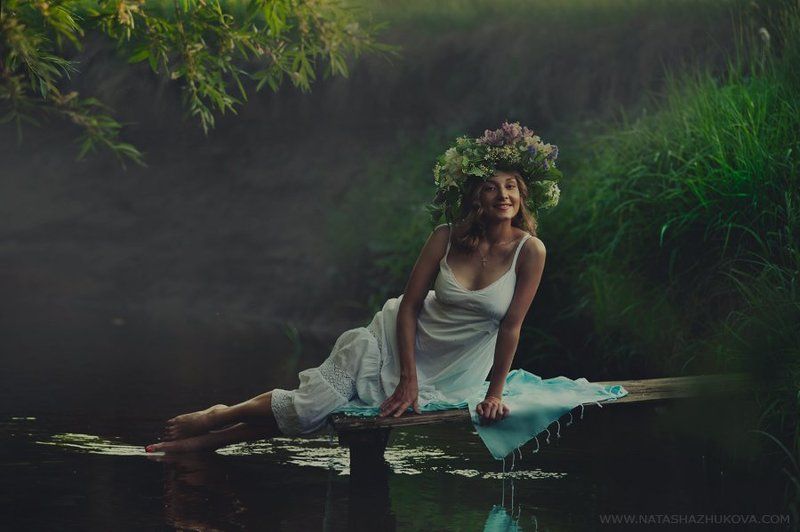 Девушка, сидящая у рекиphoto preview