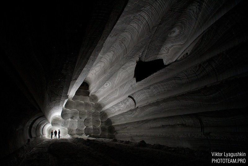 Разговор в черно-белых тонахphoto preview