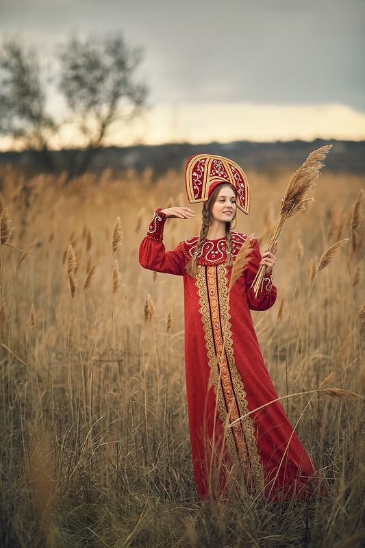#кокошник #боярскийкостюм #лунник #камыш #пампас #народныйкостюм #жарптица #фотографанапа Поле. Русское полеphoto preview