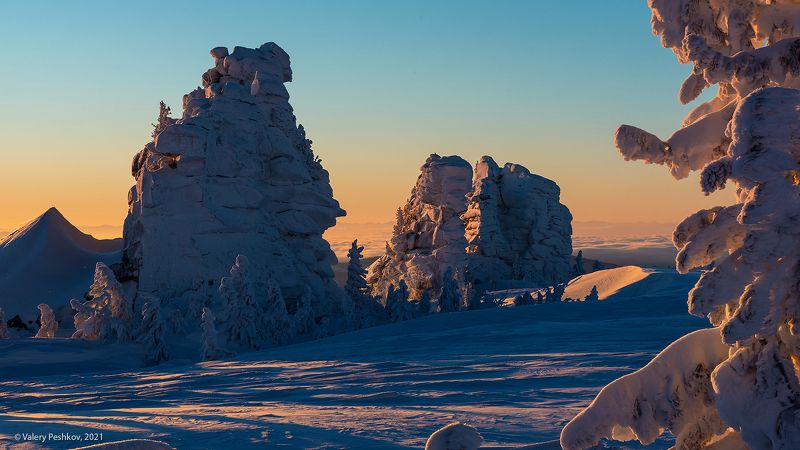 красочный, рассвет, скалы верблюды, кедры, пихты, снег, иней, сугробы, зима, гора курган, шерегеш, горная шория К цели путешествия фото превью