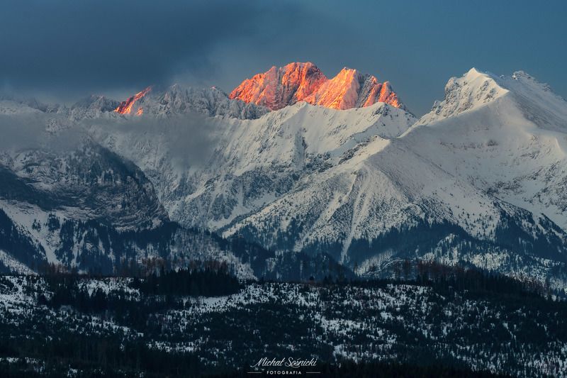 #poland #pentax #benro #lightroom #nikcollection #nature #sunrise #mountains #sky #fog #foggy #morning #pix #slovakia Tatras mountains...photo preview