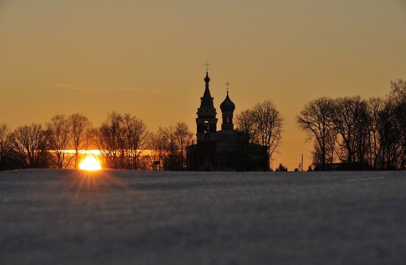пейзаж, зима,день, город,псковская обл,снег, небо, солнце,собор Уж солнце близится к закату.photo preview
