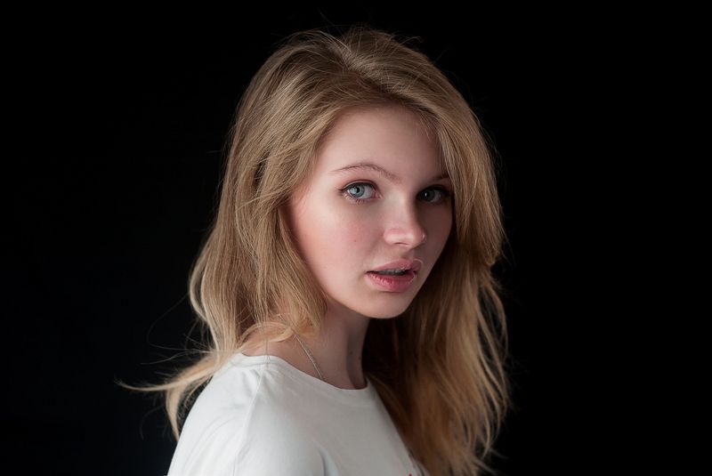 красивая, девушка, блондинка, чёрный фон, студия Варвараphoto preview