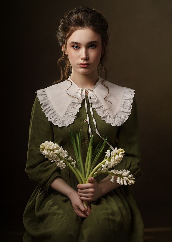 Девушка с гиацинтамиphoto preview