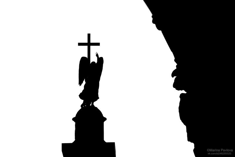 чёрно -белое фото, ч.б фото, монохром, силуэты, лаконичный петербург, мистический петербург, александровская колонна, ангел, минимализм, концептуальное фото, парейдолия, nikon Ангел и демонphoto preview