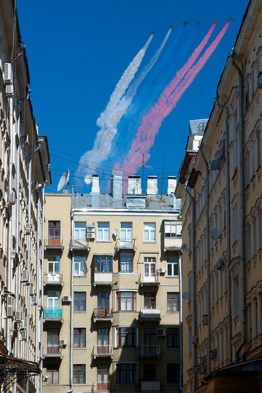 москва, самолёт, триколор, флаг Флаг в моем двореphoto preview