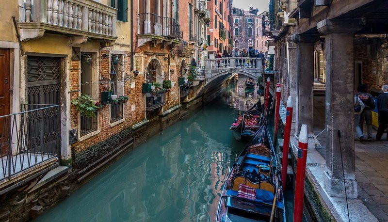 Город на водеphoto preview