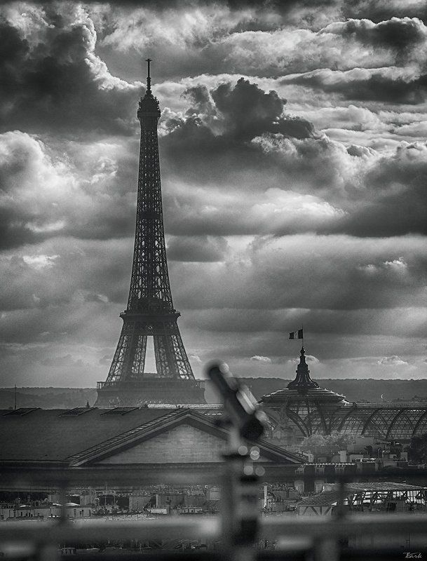 Над Парижем облачноphoto preview