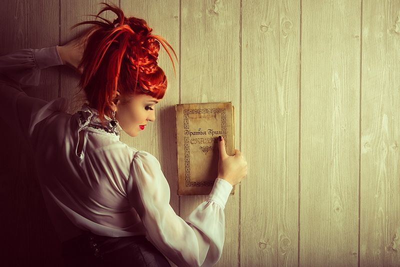 Девушка, Девушка красивая  фотограф роман, Книга, Прическа, Рыжая, Читательница Они оба у нее в руках!photo preview