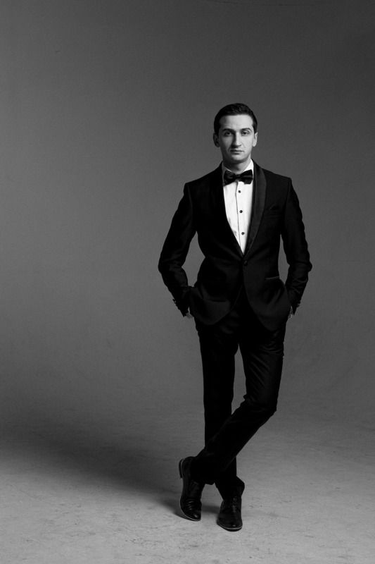 studio, portrait, male, suit, black and white, cyclorama Alexphoto preview