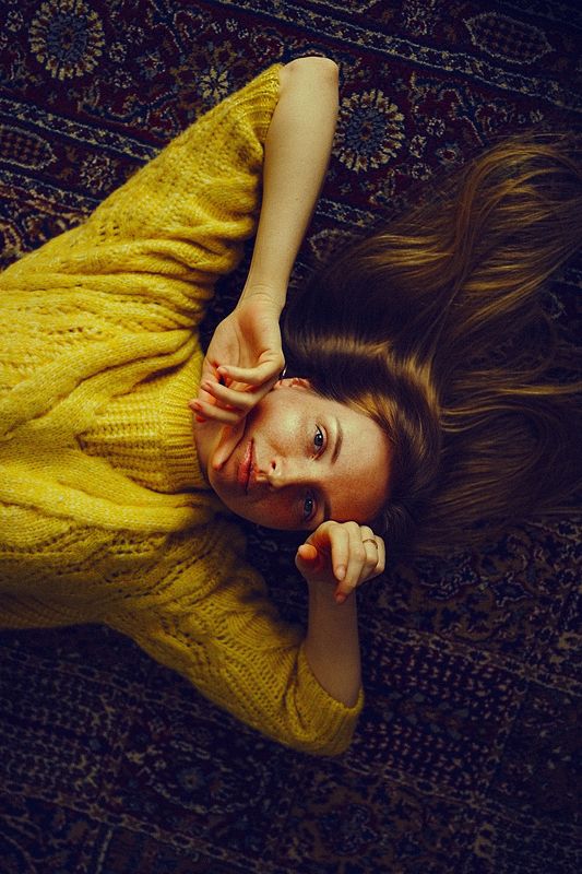 девушка на ковре, желтый свитер, девушка в свитере, веснушки, ссср, рыжие волосы, красивый взгляд Света.photo preview