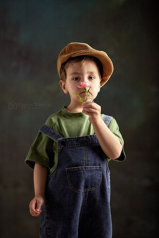 мальчик, роза, портрет, студийная съёмка Первый парень на деревнеphoto preview