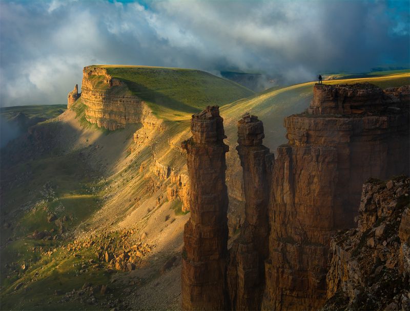 природа, пейзаж, лето, горы, кавказ, бермамыт, плато, облака, туман, человек, скалы, останцы, закат Природа и....photo preview