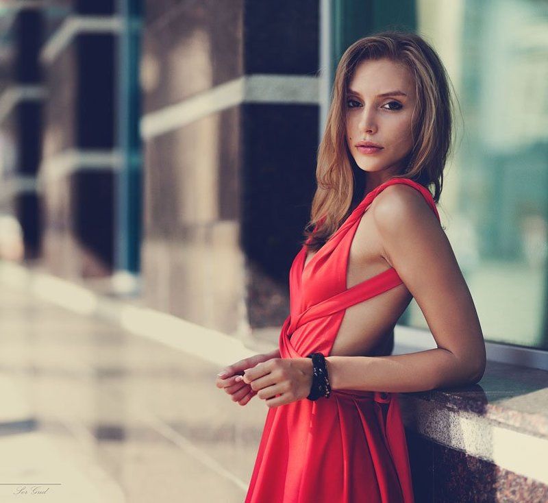 Портрет девушки в красномphoto preview