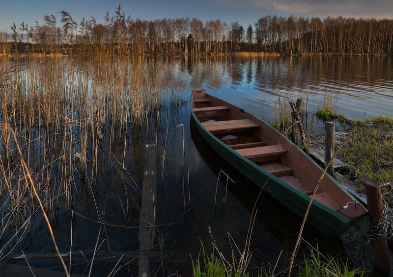 У берега лодочкаphoto preview