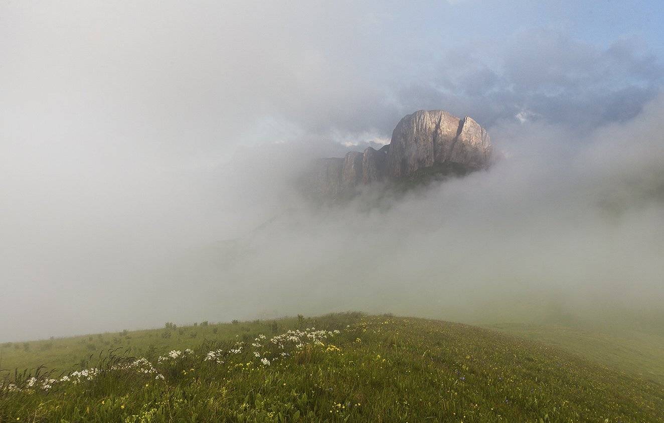 В уголочке неба. Автор: Николай Мысливцев западный, кавказ, ачешбок, лето, июнь, вечер, туман, Николай Мысливцев