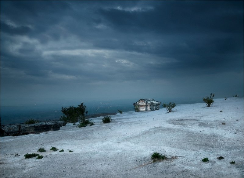 На краюphoto preview