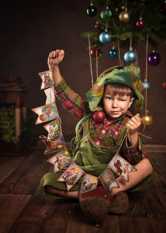гномик, ребенок, новый год, елка, флажки Гномикphoto preview