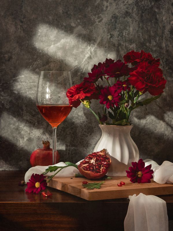 натюрморт, гранат, гвоздика, вино Красный натюрморт фото превью