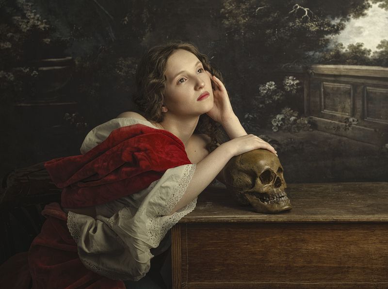 Портрет девушки с черепомphoto preview