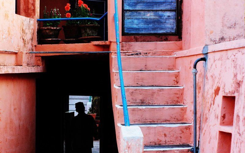 Человек лестница в облакаphoto preview