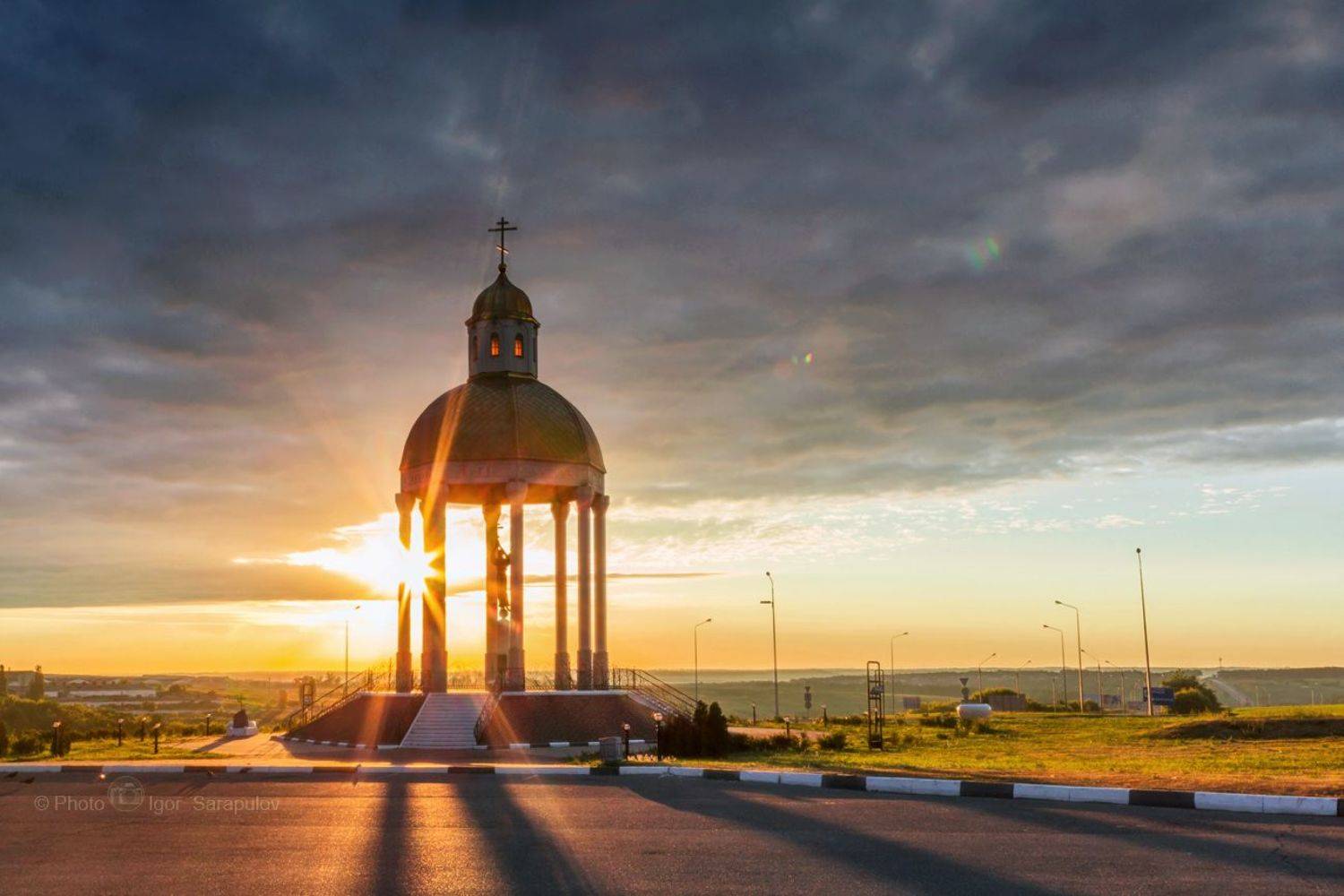 архитектура, часовня, ротонда, церковь, дорога,  утро, восход, расвет, перекрёсток, памятник, скульптура, ангел, стела,  путешествие, трасса, россия,  белгородская область, белгород, church, road, morning, sunrise, dawn, crossroads, sculpture, angel,, Сарапулов Игорь