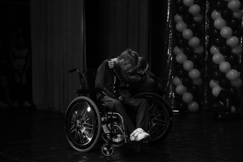 танцы, инвалидность, чб ***photo preview