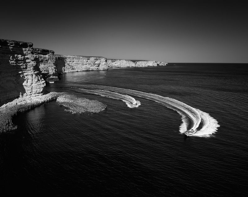 Тарханкут, Крым, Катера в море Движениеphoto preview
