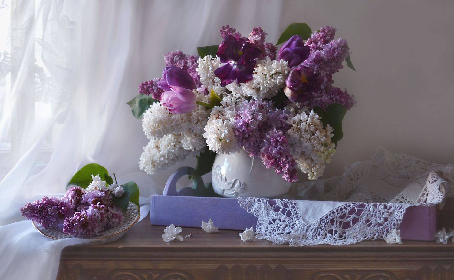 ...звучал чудесно вальс Шопена.... Автор: Колова Валентина still life, натюрморт, цветы, фото натюрморт, июнь, сирень, фарфор, настроение, тюльпаны, Колова Валентина