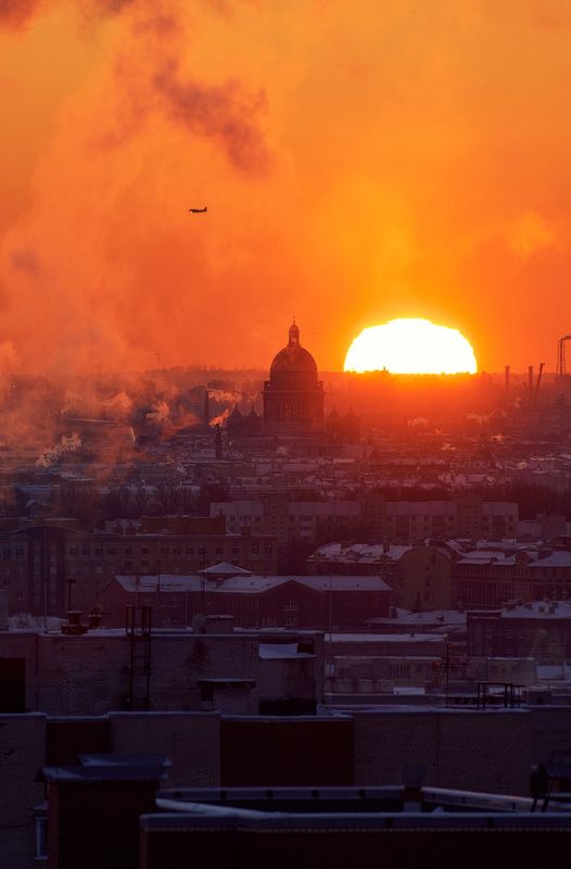 Вид на Исаакиевский собор на фоне зимнего закатаphoto preview